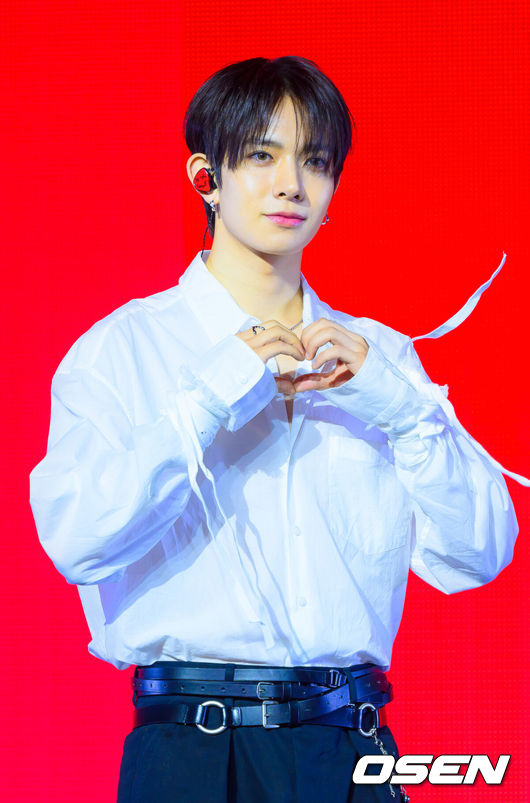 [OSEN=박준형 기자] 7일 오후 서울 동대문구 경희대학교 평화의 전당에서 에반 미니 1집 ‘DEATH OF ME’ 발매 기념 미디어 쇼케이스가 진행됐다.미니 1집 ‘DEATH OF ME’는 지난 3월 엔하이픈에서 탈퇴한 후 희승이 아닌 ‘에반’의 확장된 음악 세계를 증명하는 앨범이다.가수 에반이 포즈를 취하고 있다.  2026.09.07 / soul1014@osen.co.kr