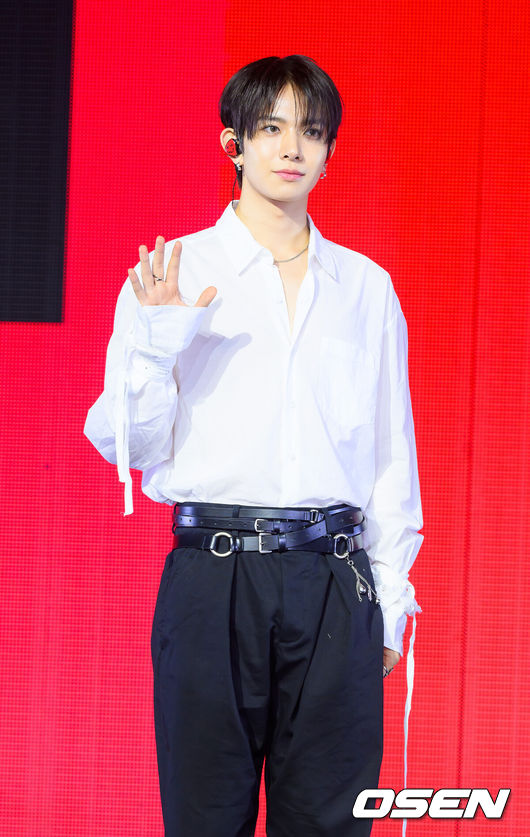[OSEN=박준형 기자] 7일 오후 서울 동대문구 경희대학교 평화의 전당에서 에반 미니 1집 ‘DEATH OF ME’ 발매 기념 미디어 쇼케이스가 진행됐다.미니 1집 ‘DEATH OF ME’는 지난 3월 엔하이픈에서 탈퇴한 후 희승이 아닌 ‘에반’의 확장된 음악 세계를 증명하는 앨범이다.가수 에반이 포즈를 취하고 있다.  2026.09.07 / soul1014@osen.co.kr