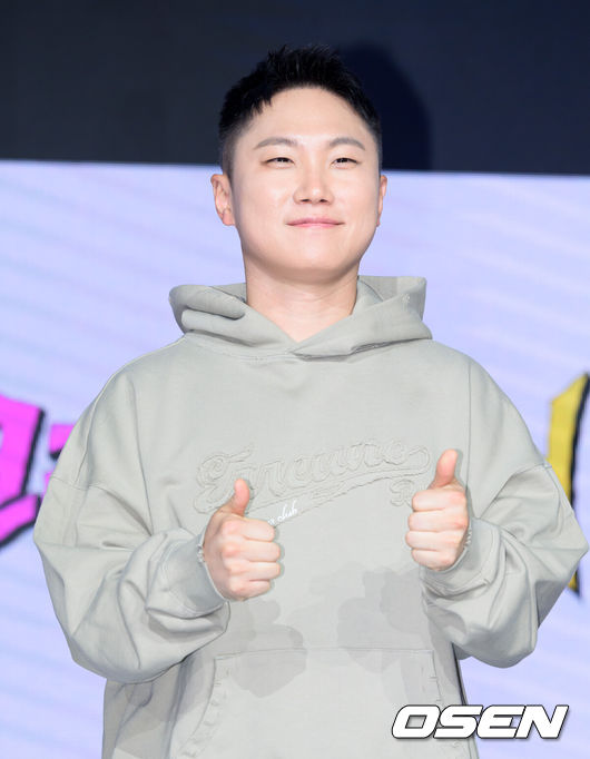 [OSEN=이대선 기자] 27일 오후 서울 마포구 쇼킹케이팝센터에서 ENA 새 예능 ‘크레이지 투어’ 제작발표회가 열렸다.'크레이지 투어'는 도파민과 스릴에 굶주린 4인방, 비(정지훈), 김무열, 빠니보틀, 이승훈(WINNER)이 전 세계 곳곳에 숨어 있는 '크레이지'한 도전을 찾아 떠나는 지구상 가장 미친 여행 예능이다.빠니보틀이 포토타임을 가지고 있다. 2026.02.27 /sunday@osen.co.kr