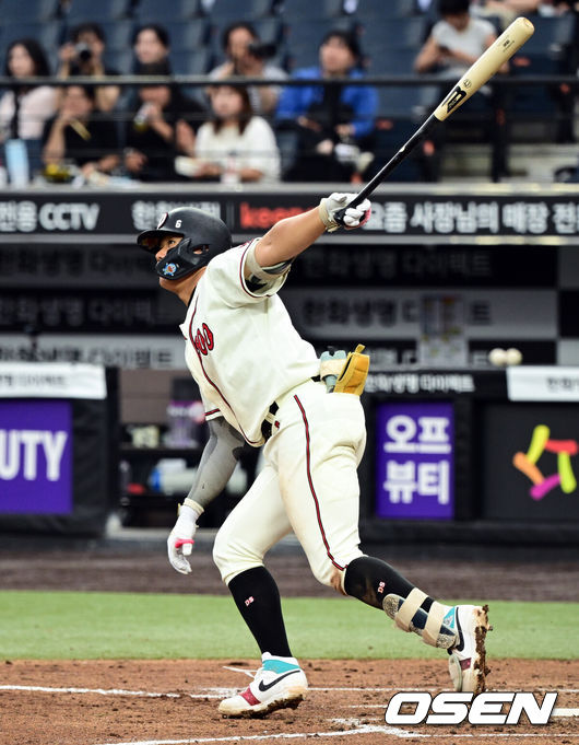[OSEN=대전, 조은정 기자]제4회 한화이글스배 고교vs대학 올스타전이 8일 대전한화생명볼파크에서 열렸다.고교 올스타는 18세 이하 청소년 대표팀을 맡고 있는 덕수고 정윤진 감독이 지휘한다. 대학 올스타는 23세 이하 대표팀 사령탑인 성균관대 이연수 감독이 이끈다. 양 팀 선수단은 프로 10개 구단 스카우트 팀장들의 협의를 통해 선발됐다.3회말 무사 1,2루에서 덕수고 엄준상이 적시타를 날리고 있다. 2026.06.08 /cej@osen.co.kr