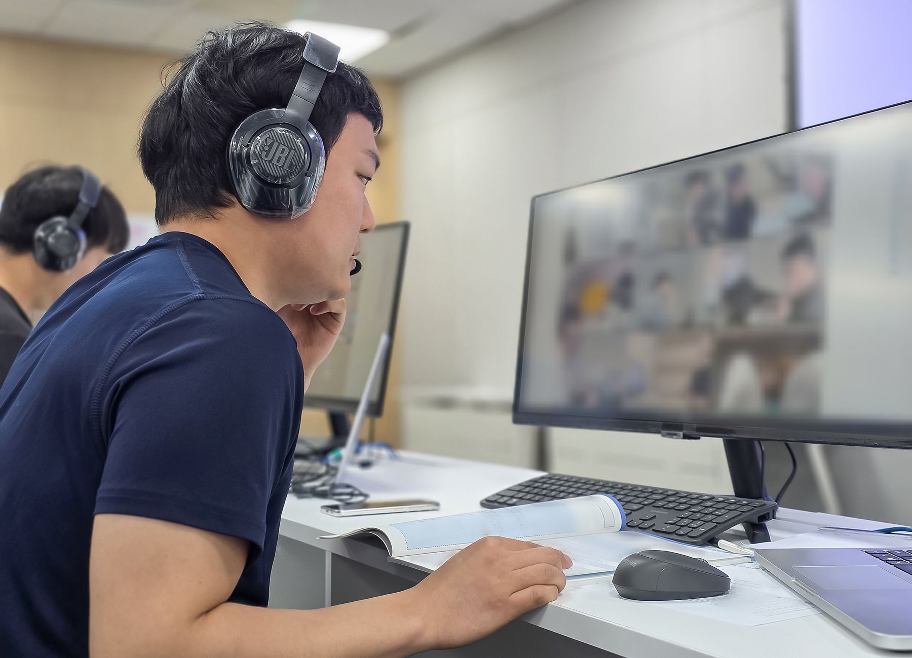 2026년 4월 경기도 수원 삼성전자 인재개발원에서 감독관이 상반기 삼성직무적성검사(GSAT) 응시자를 대상으로 예비 소집을 진행하고 있다. 사진 삼성전자