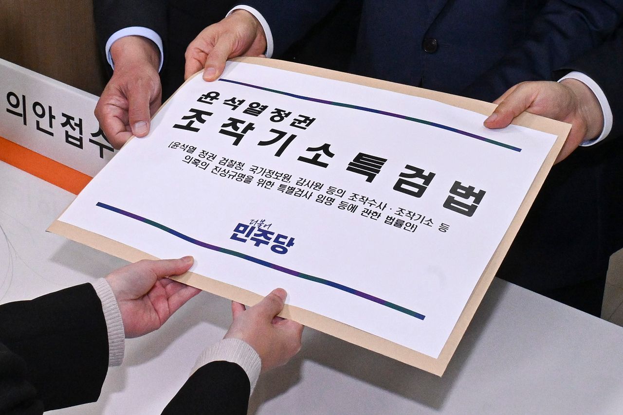 지난 4월 당시 천준호 더불어민주당 원내대표 직무대행과 국정조사특위 위원들은 조작기소 특검법을 발의했다. 하지만 특검에 공소취소권을 부여하는 특검법 조항으로 논란이 커지자 법안 처리를 잠정 중단했다. 이후 약 4개월 만에 민주당은 조작기소 특검을 재추진하고 있다. 뉴스1