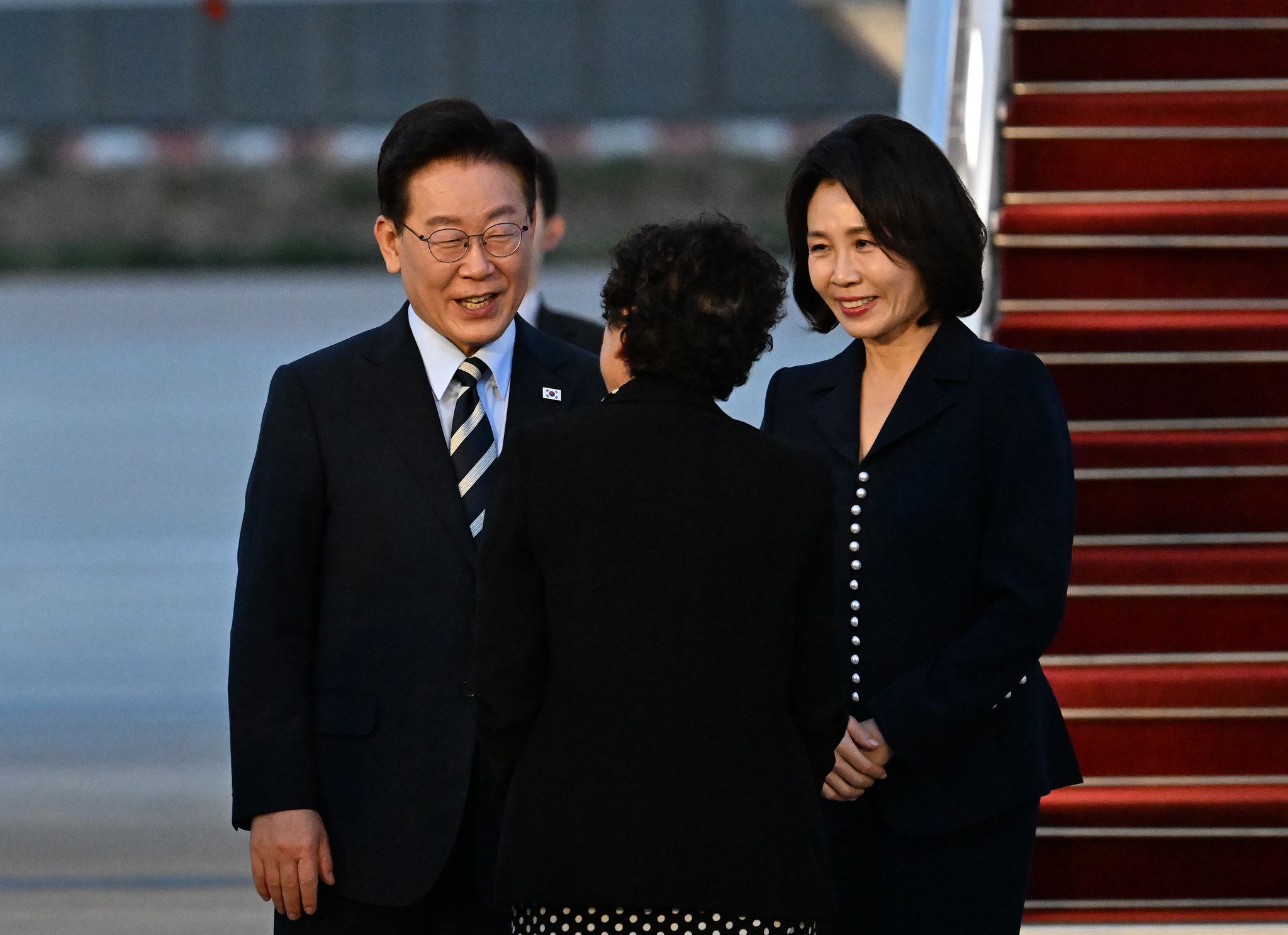 프랑스를 국빈 방문한 이재명 대통령과 김혜경 여사가 7일(현지시간) 프랑스 파리 오를리공항에 도착해 환영인사들과 인사하고 있다. 연합뉴스