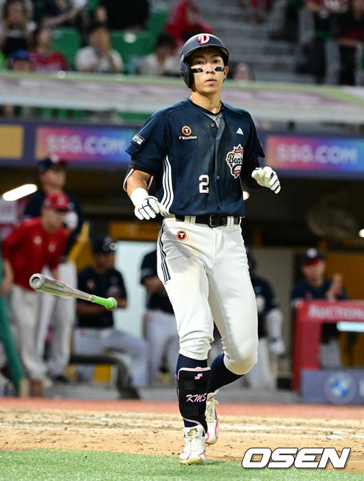 [OSEN=인천, 지형준 기자] 5일 인천 SSG랜더스필드에서 ‘2026 신한은행 SOL Bank KBO리그’ SSG 랜더스와 두산 베어스의 경기가 열렸다.SSG은 김민준, 두산은 최민석을 선발로 내세웠다.8회초 무사에서 두산 김민석이 SSG 김민을 상대로 볼넷을 얻어내고 있다. 2026.09.05 / jpnews@osen.co.kr