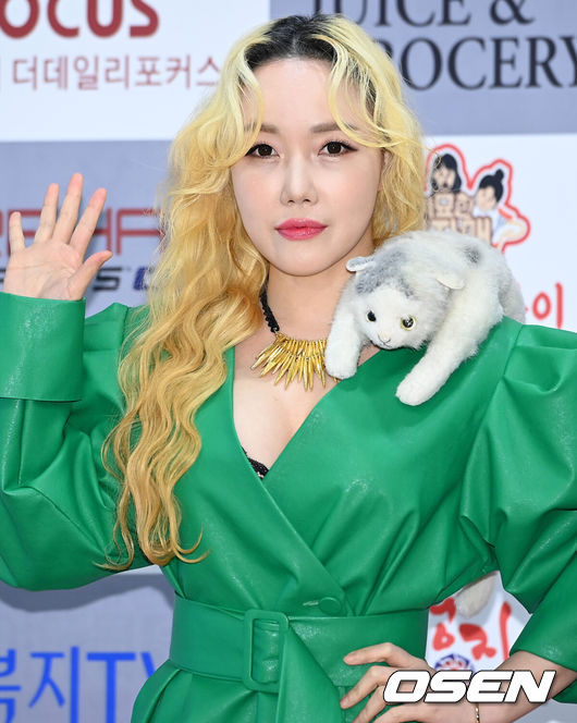 [OSEN=조은정 기자] 20일 오후 서울 양천구 대한민국예술인센터에서 '2021 한류문화대상 시상식'이 열렸다. 팝아티스트 낸시랭이 포즈를 취하고 있다. 2021.12.20 /cej@osen.co.kr