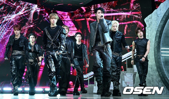 [OSEN=최규한 기자] 그룹 &TEAM(앤팀)이 8일 오후 서울 상암동 SBS프리즘타워 오디토리움에서 한국 미니 2집 'Mark on Me’(마크온미) 발매 쇼케이스를 가졌다.  2022년 일본에서 데뷔한 &TEAM은 탄탄한 팀워크와 압도적인 퍼포먼스를 바탕으로 한국과 아시아를 넘어 미국까지 활동 반경을 넓히고 있다.  앤팀 멤버들이 포토타임을 하고 있다. 2026.09.08 / dreamer@osen.co.kr