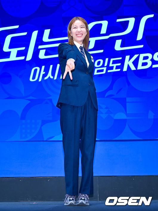 [OSEN=민경훈 기자] 28일 서울 영등포구 여의도 KBS아트홀에서 2026 아이치-나고야 아시안게임 KBS 제작발표회가 열렸다.한편, 2026 아이치 나고야 아시안게임은 일본 아이치, 나고야에서 오는 9월 19일부터 10월 4일까지 열린다.해설위원 장수영이 포토타임을 갖고 있다. 2026.08.28 /rumi@osen.co.kr
