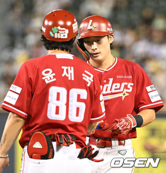 [OSEN=잠실, 이대선 기자] 14일 서울 잠실야구장에서 2026 신한 SOL KBO리그 LG 트윈스와 SSG 랜더스의 경기가 열렸다.이날 LG는 송승기, SSG 최민준을 선발로 내세웠다.5회초 무사에서 SSG 최지훈이 중전 안타를 치고 윤재국 코치와 하이파이브를 나누고 있다. 2026.08.14 /sunday@osen.co.kr