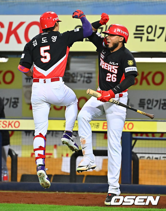 [OSEN=대구, 이석우 기자] 8일 대구삼성라이온즈파크에서 2026 신한 SOL KBO 리그 삼성 라이온즈와 KIA 타이거즈의 경기가 열렸다. 홈팀 삼성은 최원태가, 방문팀 KIA는 시라카와가 선발 출전했다. KIA 타이거즈 김도영이 6회초 좌월 솔로 홈런을 치고 카스트로와 세리머니를 하고 있다. 2026.09.08 / foto0307@osen.co.kr