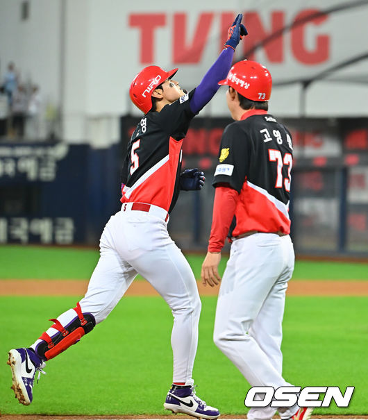 [OSEN=대구, 이석우 기자] 8일 대구삼성라이온즈파크에서 2026 신한 SOL KBO 리그 삼성 라이온즈와 KIA 타이거즈의 경기가 열렸다. 홈팀 삼성은 최원태가, 방문팀 KIA는 시라카와가 선발 출전했다. KIA 타이거즈 김도영이 6회초 좌월 솔로 홈런을 치고 세리머니를 하고 있다. 2026.09.08 / foto0307@osen.co.kr