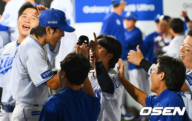 [OSEN=대구, 이석우 기자] 8일 대구삼성라이온즈파크에서 2026 신한 SOL KBO 리그 삼성 라이온즈와 KIA 타이거즈의 경기가 열렸다. 홈팀 삼성은 최원태가, 방문팀 KIA는 시라카와가 선발 출전했다. 삼성 라이온즈 이재현이 6회초 2사 1,3루 KIA 타이거즈 김태군의 어려운 타구를 잡아 아웃시키고 동료들의 축하를 받고 있다. 2026.09.08 / foto0307@osen.co.kr