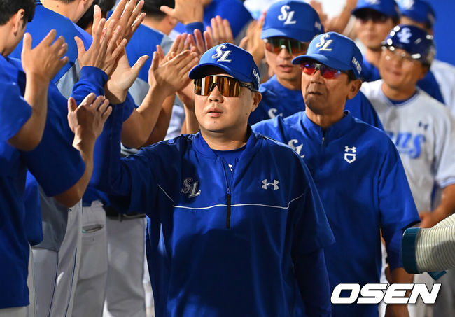 [OSEN=대구, 이석우 기자] 8일 대구삼성라이온즈파크에서 2026 신한 SOL KBO 리그 삼성 라이온즈와 KIA 타이거즈의 경기가 열렸다. 홈팀 삼성은 최원태가, 방문팀 KIA는 시라카와가 선발 출전했다. 삼성 라이온즈 박진만 감독이 KIA 타이거즈에 6-4로 승리한 후 하이파이브를 하고 있다. 2026.09.08 / foto0307@osen.co.kr