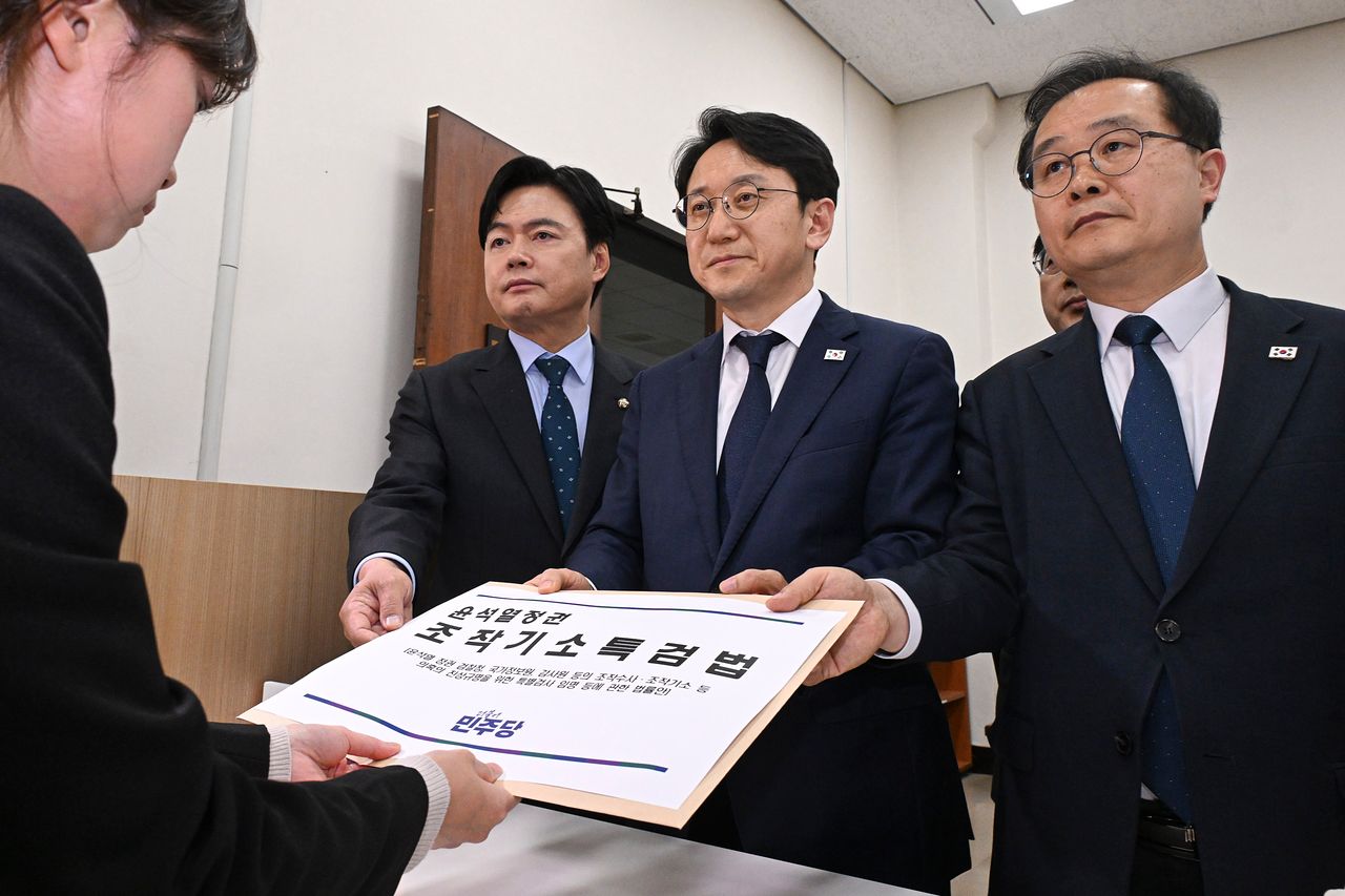 천준호 더불어민주당 원내대표 직무대행과 국정조사특별위원회 민주당 위원들이 지난 4월 '윤석열 정치검찰 조작기소 진상규명 특검법'을 제출하고 있다. 뉴스1