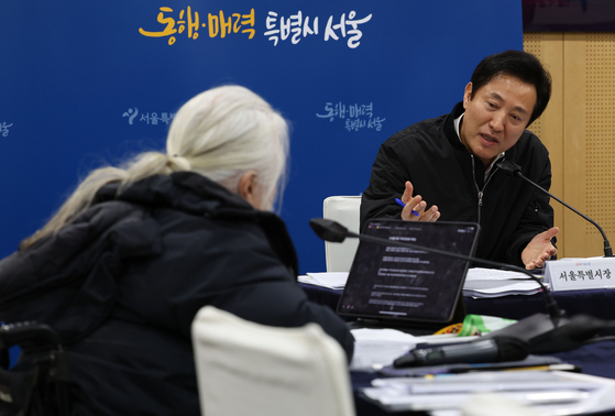 오세훈 서울시장이 2023년 2월 서울 중구 서울시청에서 열린 전장연과의 간담회에서 발언하고 있다. 왼쪽은 박경석 전장연 대표. 연합뉴스