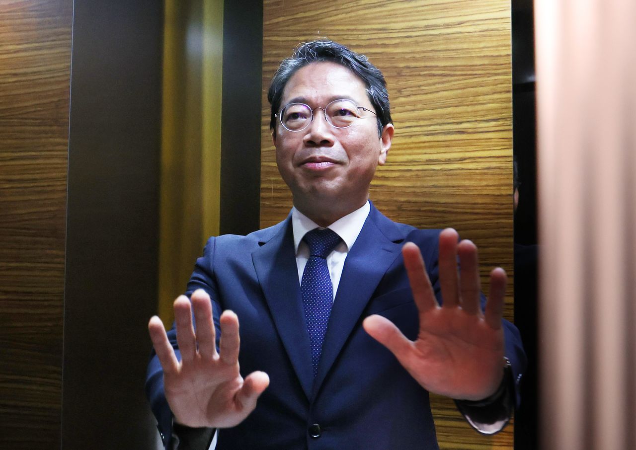 김승원 법무부 장관 후보자가 8일 오전 서울 종로구에 마련된 인사청문회 준비사무실로 출근하며 승강기에 올라 손을 들고 있다. 뉴시스