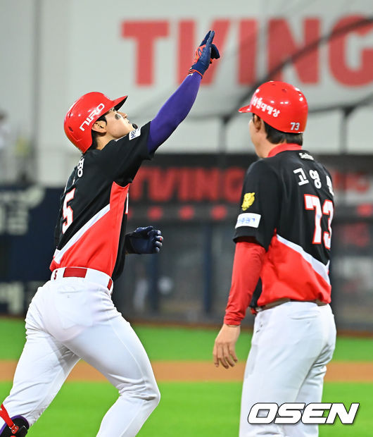 [OSEN=대구, 이석우 기자] 8일 대구삼성라이온즈파크에서 2026 신한 SOL KBO 리그 삼성 라이온즈와 KIA 타이거즈의 경기가 열렸다. 홈팀 삼성은 최원태가, 방문팀 KIA는 시라카와가 선발 출전했다. KIA 타이거즈 김도영이 6회초 좌월 솔로 홈런을 치고 세리머니를 하고 있다. 2026.09.08 / foto0307@osen.co.kr