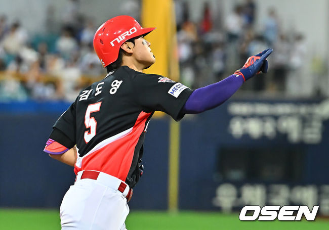 [OSEN=대구, 이석우 기자] 8일 대구삼성라이온즈파크에서 2026 신한 SOL KBO 리그 삼성 라이온즈와 KIA 타이거즈의 경기가 열렸다. 홈팀 삼성은 최원태가, 방문팀 KIA는 시라카와가 선발 출전했다. KIA 타이거즈 김도영이 6회초 좌월 솔로 홈런을 치고 세리머니를 하고 있다. 2026.09.08 / foto0307@osen.co.kr