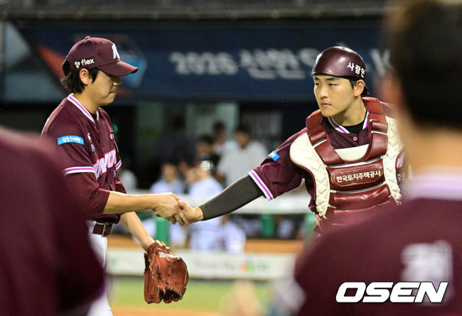 [OSEN=잠실, 지형준 기자] 8일 서울 잠실야구장에서 2026 신한 SOL KBO리그 LG 트윈스와 키움 히어로즈의 경기가 열렸다.LG는 박시원, 키움은 하영민이 선발로 나섰다.6회말 2사 2루에서 키움 하영민이 LG 문정빈을 2루 플라이로 처리하며 김동헌과 손을 맞잡고 있다. 2026.09.08 / jpnews@osen.co.kr