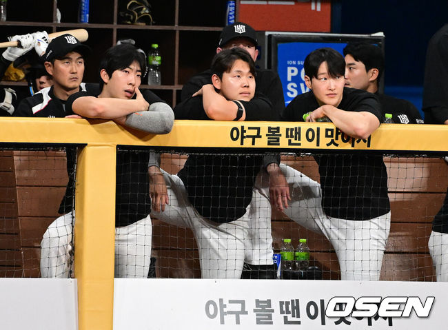 [OSEN=고척, 지형준 기자] 10일 서울 고척 스카이돔에서 2026 신한 SOL KBO리그 키움 히어로즈와 KT 위즈의 경기가 열렸다.키움은 전체 1순위 신인 박준현, KT는 배제성이 선발로 나섰다.9회초 KT 오원석, 소형준, 배제성이 경기를 지켜보고 있다. 2026.05.10/ jpnews@osen.co.kr