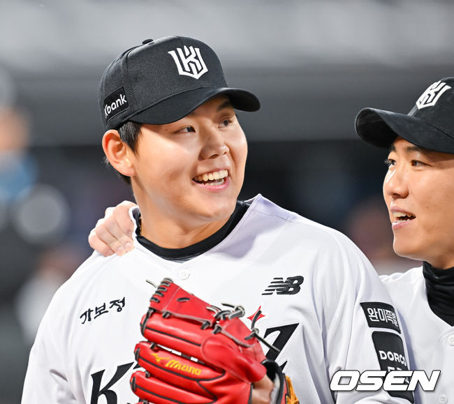 [OSEN=수원, 민경훈 기자] 17일 오후 수원 KT위즈파크에서‘2026 신한 SOL Bank KBO리그'KT 위즈와 키움 히어로즈의 경기가 열렸다.이날 KT는 소형준, 키움은 와일스를 선발투수로 내세웠다.3회초를 마친 KT 선발 소형준이 환하게 웃고 있다. 2026.04.17 /rumi@osen.co.kr