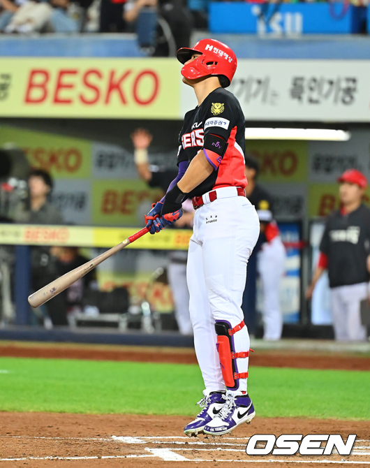 [OSEN=대구, 이석우 기자] 8일 대구삼성라이온즈파크에서 2026 신한 SOL KBO 리그 삼성 라이온즈와 KIA 타이거즈의 경기가 열렸다.홈팀 삼성은 최원태가, 방문팀 KIA는 시라카와가 선발 출전했다.KIA 타이거즈 김도영이 6회초 좌월 솔로 홈런을 치고 있다. 2026.09.08 / foto0307@osen.co.kr