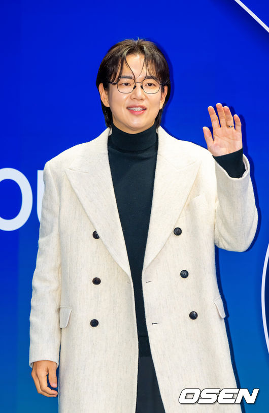 [OSEN=박준형 기자] 7일 서울 동대문디자인플라자(DDP)에서 '2026F/W서울패션위크' 그리디어스 패션쇼 및 포토월 행사가 진행됐다.2026F/W서울패션위크는 오는 8일까지DDP를 중심으로 패션쇼(15개 브랜드), 트레이드쇼(92개 브랜드), 서울패션포럼, 시민참여 프로그램 등으로 꾸며진다.장성규 아나운서가 포즈를 취하고 있다     2026.02.07 / soul1014@osen.co.kr