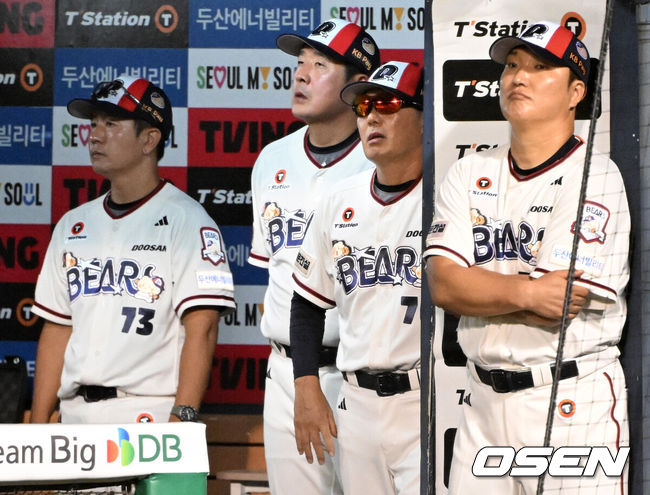 [OSEN=잠실, 이대선 기자] 3일 서울 잠실야구장에서 KBO리그 두산 베어스와 LG 트윈스의 경기가 열렸다.두산은 곽빈, LG는 박시원을 선발로 내세웠다.6회초 두산 김원형 감독이 경기를 바라보고 있다. 2026.09.03 /sunday@osen.co.kr