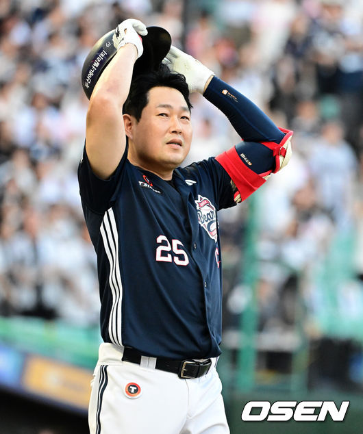 [OSEN=인천, 지형준 기자] 5일 인천 SSG랜더스필드에서 ‘2026 신한은행 SOL Bank KBO리그’ SSG 랜더스와 두산 베어스의 경기가 열렸다.SSG은 김민준, 두산은 최민석을 선발로 내세웠다.5회초 2사 1,3루에서 두산 양의지가 중견수 플라이를 날리고 SSG 최지훈의 호수비에 아쉬워하고 있다. 2026.09.05 / jpnews@osen.co.kr