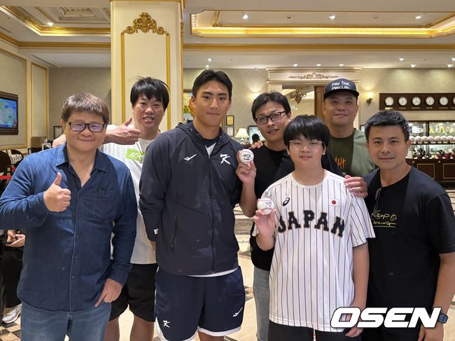 박근서가 대만 타이베이 U-18 국가대표팀 숙소에서 해외 팬들과 기념사진을 촬영하고 있다. /KBSA 제공