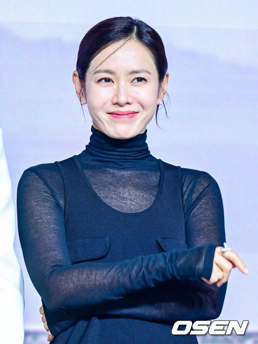 [OSEN=최규한 기자] 9일 오전 서울 JW 메리어트 동대문 스퀘어에서 넷플릭스(Netflix) 시리즈 '스캔들' 제작발표회가 열렸다.넷플릭스 시리즈 '스캔들'은 조선시대 여인으로만 갇혀 살기엔 뛰어난 재능을 가진 '조씨부인’(손예진 분)과 조선 최고의 연애꾼 '조원’(지창욱 분)이 벌이는 발칙하고 위험한 사랑 내기, 그리고 그 내기에 얽히게 된 청상과부 '희연’(나나 분)의 이야기를 그린 작품이다.배우 손예진이 포토타임을 하고 있다. 2026.09.09 / dreamer@osen.co.kr
