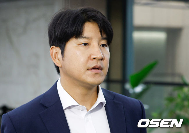 [OSEN=이대선 기자] 6일 오후 서울 올림픽파크텔에서 K-축구 혁신위원회 출범식이 열렸다.최휘영 문체부 장관과 박지성 FIFA 위원이 공동위원장을 맡고 축구·체육계 인사들이 참여하는 혁신위원회는 한국 축구의 구조적 문제를 진단하고 거버넌스 개선, 유소년 육성, 첨단 기술 도입 등 중장기 발전 방안을 마련할 계획이다.박주호 해설위원이 입장하고 있다. 2026.07.06 /sunday@osen.co.kr