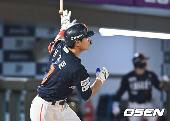 [OSEN=부산, 이석우 기자] 5일 부산 사직야구장에서 2026 신한 SOL KBO 리그 롯데 자이언츠와 한화 이글스의 경기가 열렸다. 홈팀 롯데는 나균안이, 방문팀 한화는 황준서가 선발 출전했다.한화 이글스 심우준이 7회초 1사 1루 좌월 2점 홈런을 치고 있다. 2026.09.05 / foto0307@osen.co.kr