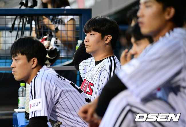 [OSEN=잠실, 지형준 기자] 8일 서울 잠실야구장에서 2026 신한 SOL KBO리그 LG 트윈스와 키움 히어로즈의 경기가 열렸다.LG는 박시원, 키움은 하영민이 선발로 나섰다.1회초 허리 근육통으로 라인업에서 제외된 LG 문보경이 더그아웃에서 경기를 지켜보고 있다. 2026.09.08 / jpnews@osen.co.kr