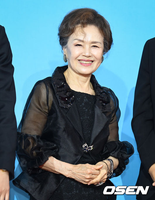 [OSEN=제천, 조은정 기자] 제22회 제천국제음악영화제 개막식 레드카펫 행사가 3일 제천예술의전당 여름광장에서 열렸다.제22회 제천국제음악영화제는 ‘Fly Together’를 슬로건으로 9월 3일부터 8일까지 6일간 제천시 일대에서 개최된다. 51개국 189편의 영화와 37개 팀의 공연을 비롯해 영화와 음악을 넘나드는 다채로운 프로그램으로 관객들과 만난다.배우 정영숙이 레드카펫을 밟고 있다. 2026.09.03 /cej@osen.co.kr