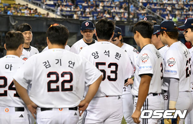 [OSEN=잠실, 이대선 기자] 9일 서울 잠실야구장에서 KBO리그 두산 베어스와 SSG 랜더스의 경기가 열렸다.두산은 곽빈, SSG은 이로운을 선발로 내세웠다.4회말 공격을 앞두고 두산 주장 양석환이 선수단 미팅을 주도하고 있다.  2026.09.09 /sunday@osen.co.kr