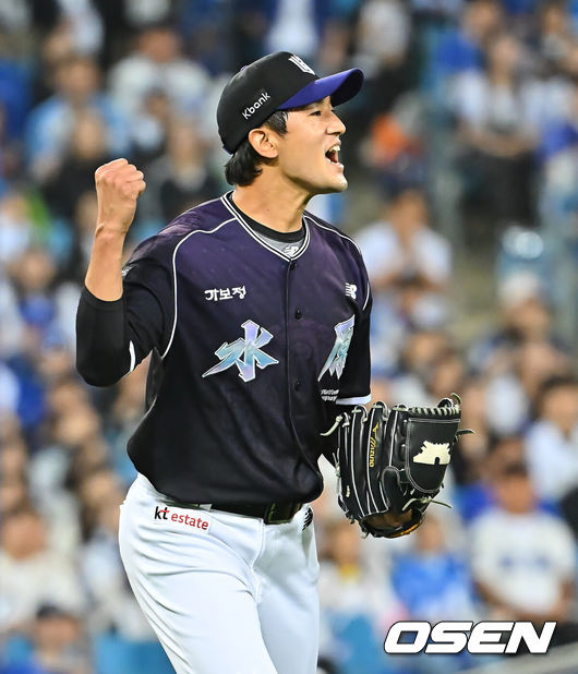 [OSEN=대구, 이석우 기자] 9일 대구삼성라이온즈파크에서 2026 신한 SOL KBO 리그 삼성 라이온즈와 KT 위즈의 경기가 열렸다. 홈팀 삼성은 원태인이, 방문팀 KT는 고영표가 선발 출전했다. KT 위즈 고영표가 7회말 2사 1루 삼성 라이온즈 디아즈를 유격수 땅볼로 잡고 환호하고 있다. 2026.09.09 / foto0307@osen.co.kr