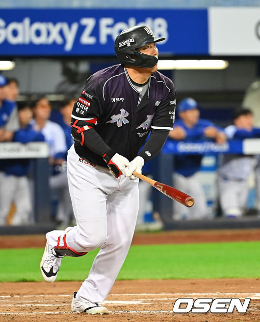 [OSEN=대구, 이석우 기자] 9일 대구삼성라이온즈파크에서 2026 신한 SOL KBO 리그 삼성 라이온즈와 KT 위즈의 경기가 열렸다. 홈팀 삼성은 원태인이, 방문팀 KT는 고영표가 선발 출전했다. KT 위즈 김현수가 5회초 2사 1루 우월 2점 홈런을 치고 있다. 2026.09.09 / foto0307@osen.co.kr
