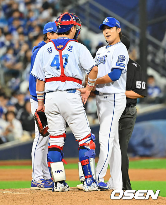 [OSEN=대구, 이석우 기자] 9일 대구삼성라이온즈파크에서 2026 신한 SOL KBO 리그 삼성 라이온즈와 KT 위즈의 경기가 열렸다. 홈팀 삼성은 원태인이, 방문팀 KT는 고영표가 선발 출전했다. 삼성 라이온즈 원태인이 5회초 2사 1루 KT 위즈 김현수에게 우월 2점 홈런을 맞고 최일언 코치, 강민호와 얘기하고 있다. 2026.09.09 / foto0307@osen.co.kr