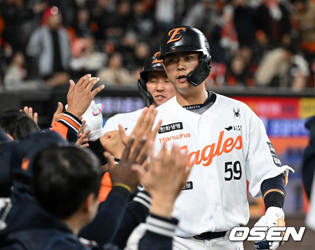[OSEN=대전, 이대선 기자] 31일 대전 한화생명볼파크에서 2026 신한 SOL KBO리그 한화 이글스와 KT 위즈의 경기가 열렸다.이날 한화는 오웬 화이트, KT는 케일럽 보쉴리를 선발로 내세웠다.8회말 2사 1루에서 한화 허인서가 좌월 투런 홈런을 치고 더그아웃에서 환호하고 있다. 2026.03.31 /sunday@osen.co.kr