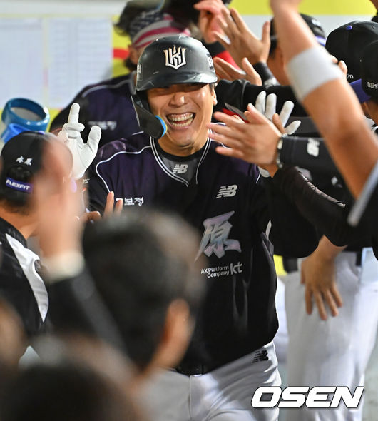 [OSEN=대구, 이석우 기자] 9일 대구삼성라이온즈파크에서 2026 신한 SOL KBO 리그 삼성 라이온즈와 KT 위즈의 경기가 열렸다. 홈팀 삼성은 원태인이, 방문팀 KT는 고영표가 선발 출전했다. KT 위즈 김현수가 5회초 2사 1루 우월 2점 홈런을 치고 하이파이브를 하고 있다. 2026.09.09 / foto0307@osen.co.kr