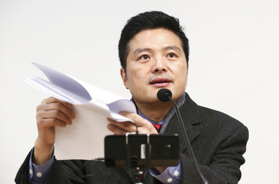 청와대 특별감찰반 비리 의혹을 제기한 김태우 전 수사관이 2019년 2월 10일 당시 서울 여의도 국회 의원회관에서 기자회견을 하고 있다. 임현동 기자