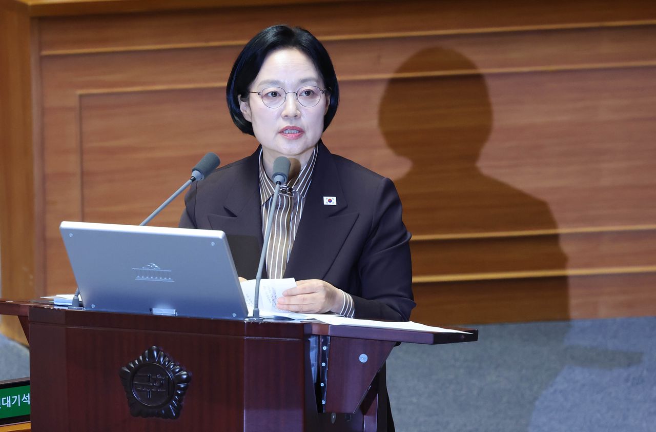 한성숙 국무총리가 9일 국회 본회장에서 열린 정치 분야 대정부 질문에서 의원들 질의에 답하고 있다. 임현동 기자