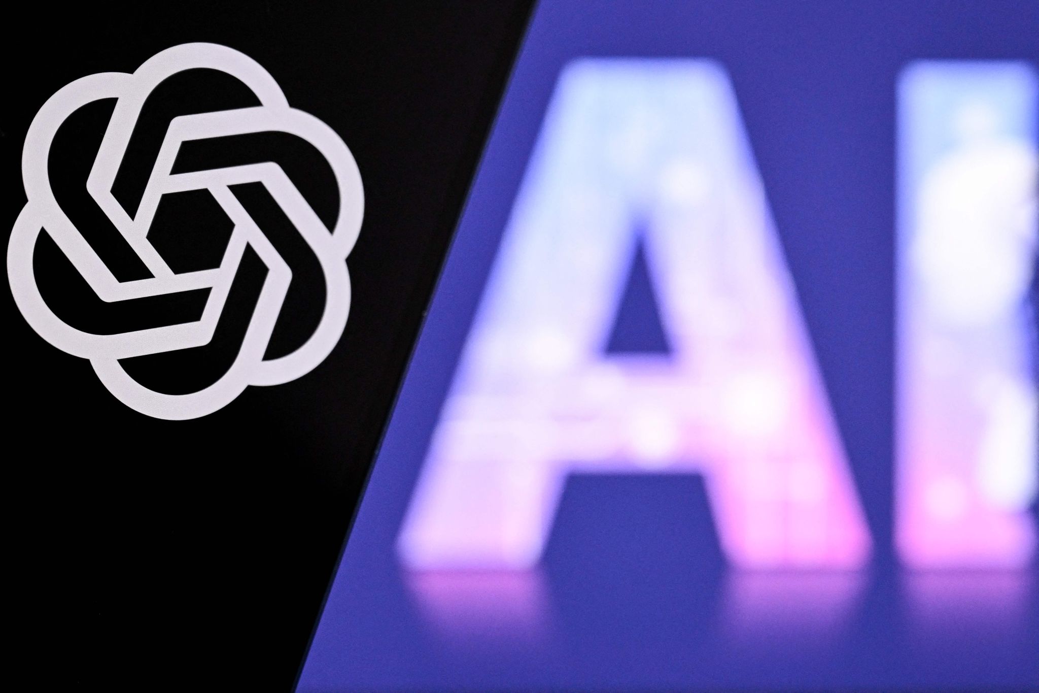 인공지능(Artificial Intelligence)을 뜻하는 ‘AI’(오른쪽)과 GPT 애플리케이션 로고. AFP=연합뉴스