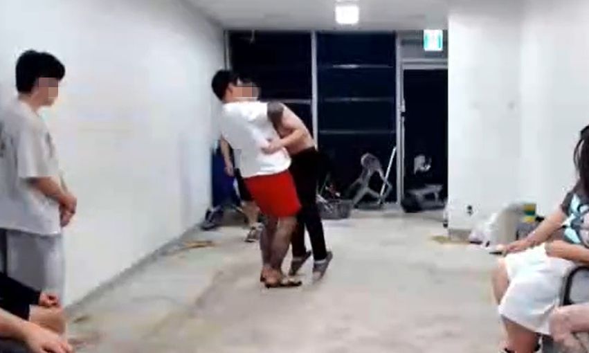 현역 종합격투기 선수 A씨(36)가 20대 B씨의 목을 조르는 방송 장면. 사진 유튜브 캡처