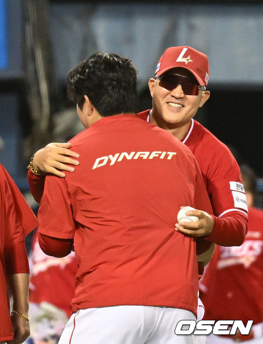[OSEN=잠실, 이대선 기자] 프로야구 SSG 랜더스는 9일 서울 잠실구장에서 열린 2026 신한 SOL KBO리그 두산 베어스와의 시즌 마지막 맞대결(16차전)에서 1-0으로 승리했다.SSG는 2연패에서 탈출하며 2026시즌 두산전을 8승 8패로 마감했다. 시즌 53승 5무 68패. SSG 이숭용 감독은 KBO리그 역대 37번째 200승 사령탑이 됐다. 반면 2연패에 빠진 두산은 62승 4무 59패가 됐다.경기 종료 후 SSG 이숭용 감독이 이로운과 승리의 기쁨을 나누고 있다. 2026.09.09 /sunday@osen.co.kr