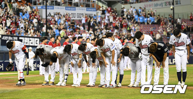 [OSEN=잠실, 이대선 기자] 프로야구 SSG 랜더스는 9일 서울 잠실구장에서 열린 2026 신한 SOL KBO리그 두산 베어스와의 시즌 마지막 맞대결(16차전)에서 1-0으로 승리했다.SSG는 2연패에서 탈출하며 2026시즌 두산전을 8승 8패로 마감했다. 시즌 53승 5무 68패. SSG 이숭용 감독은 KBO리그 역대 37번째 200승 사령탑이 됐다. 반면 2연패에 빠진 두산은 62승 4무 59패가 됐다.경기 종료 후 두산 선수들이 관중석을 향해 인사를 하고 있다. 2026.09.09 /sunday@osen.co.kr