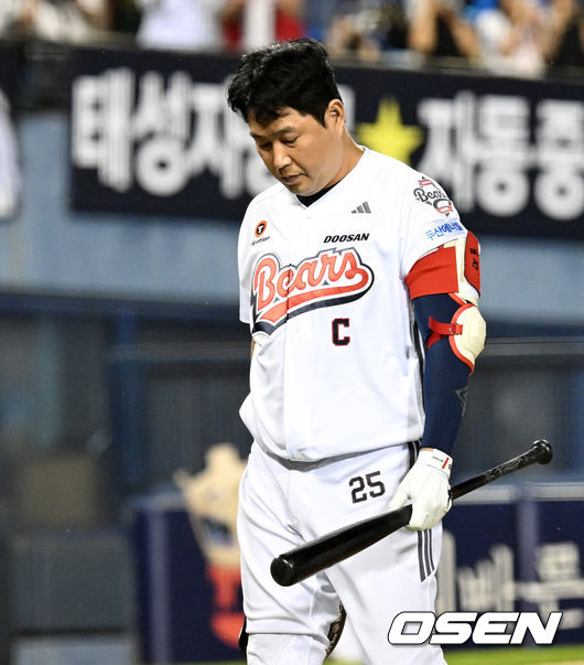 [OSEN=잠실, 이대선 기자] 프로야구 SSG 랜더스는 9일 서울 잠실구장에서 열린 2026 신한 SOL KBO리그 두산 베어스와의 시즌 마지막 맞대결(16차전)에서 1-0으로 승리했다.SSG는 2연패에서 탈출하며 2026시즌 두산전을 8승 8패로 마감했다. 시즌 53승 5무 68패. SSG 이숭용 감독은 KBO리그 역대 37번째 200승 사령탑이 됐다. 반면 2연패에 빠진 두산은 62승 4무 59패가 됐다.경기 종료 후 두산 양의지가 아쉬워하고 있다. 2026.09.09 /sunday@osen.co.kr