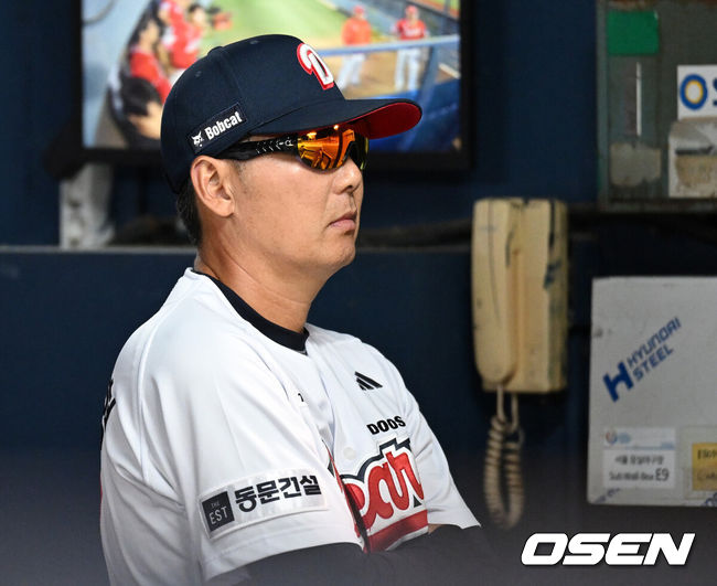 [OSEN=잠실, 이대선 기자] 프로야구 SSG 랜더스는 9일 서울 잠실구장에서 열린 2026 신한 SOL KBO리그 두산 베어스와의 시즌 마지막 맞대결(16차전)에서 1-0으로 승리했다.SSG는 2연패에서 탈출하며 2026시즌 두산전을 8승 8패로 마감했다. 시즌 53승 5무 68패. SSG 이숭용 감독은 KBO리그 역대 37번째 200승 사령탑이 됐다. 반면 2연패에 빠진 두산은 62승 4무 59패가 됐다.두산 김원형 감독이 경기를 바라보고 있다. 2026.09.09 /sunday@osen.co.kr