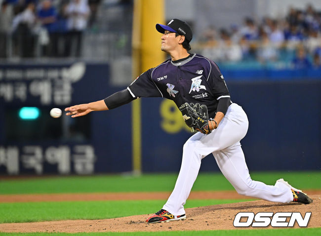 [OSEN=대구, 이석우 기자] 9일 대구삼성라이온즈파크에서 2026 신한 SOL KBO 리그 삼성 라이온즈와 KT 위즈의 경기가 열렸다. 홈팀 삼성은 원태인이, 방문팀 KT는 고영표가 선발 출전했다. KT 위즈 선발 투수 고영표가 역투하고 있다. 2026.09.09 / foto0307@osen.co.kr