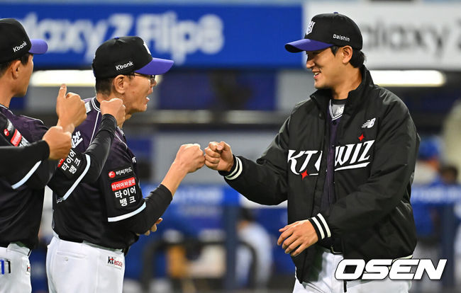 [OSEN=대구, 이석우 기자] 9일 대구삼성라이온즈파크에서 2026 신한 SOL KBO 리그 삼성 라이온즈와 KT 위즈의 경기가 열렸다. 홈팀 삼성은 원태인이, 방문팀 KT는 고영표가 선발 출전했다. KT 위즈 고영표가 삼성 라이온즈에 2-0으로 승리한 후 이강철 감독과 기쁨을 나누고 있다. 2026.09.09 / foto0307@osen.co.kr